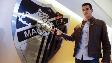 Luis Hernández señalando el escudo del Málaga tras haber firmado su contrato.