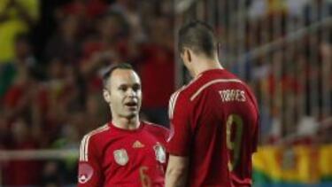 Iniesta habla con Fernando Torres.