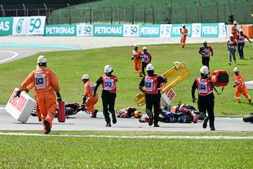 Los servicios médicos del circuito corren a socorrer a los pilotos tras la triple caída. 