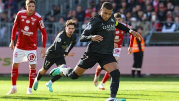 Paris Saint-Germain's French forward #07 Kylian Mbappe shoots from the penalty spot during the French L1 football match between Stade Brestois 29 (Brest) and Paris-Saint-Germain (PSG) at Stade Francis-Le Ble in Brest, western France on October 29, 2023. (Photo by FRED TANNEAU / AFP)