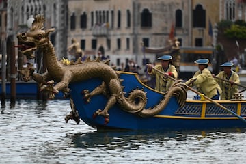 Un gran número de turistas y curiosos se congregaron en torno al Gran Canal de Venecia para presenciar la Regata Histórica anual de góndolas y 
 embarcaciones, que tiene lugar en la ciudad italiana. Se trata de uno de los
acontecimientos más antiguos que se celebran en la laguna, ya que su origen se remonta, al menos, al siglo XIII.