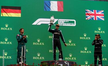 Bottas arrolló a los dos Red Bull en la salida y obligó a Max a remontar tocado hasta el noveno puesto. Mientras, Hamilton se equivocó con la estrategia cuando la pista se secó y tuvo que enfrentarse a un pelotón más lento. Progresó hasta la segunda plaza, sólo se trabó con Alonso, y Ocon ganó la carrera delante de un Vettel que luego sería descalificado por irregularidades en su tanque de combustible. Sainz fue tercero y Fernando, cuarto. 