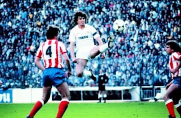 El de Cieza disputó 577 partidos con el Real Madrid antes de colgar las botas en el 89. Defensa de raza, fue uno de los mejores en su puesto en los ochenta. Marcó 11 goles.