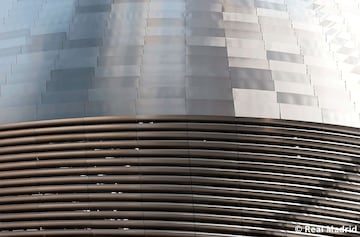 Las obras de remodelación del estadio del Real Madrid siguen a buen ritmo y encaran la recta final para su estreno la próxima temporada. 