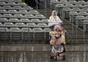 Una aficionada de Márc Márquez de Repsol Honda durante el entrenamiento en el circuito de Austin, Texas, Estados Unidos