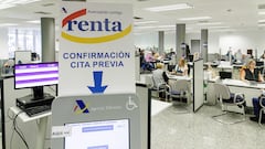 Varias personas son atendidas en la Agencia Tributaria para presentar la declaración de la renta correspondiente al ejercicio de 2022, en la Administración de Hacienda de Montalbán, a 1 de junio de 2023, en Madrid (España). Desde hoy la Agencia Tributaria asiste a los ciudadanos en sus oficinas para la confección y presentación de los documentos. El plazo de presentación de declaraciones finaliza el 30 de junio y las solicitudes de cita previa, tanto para la atención telefónica como presencial, finaliza el 29 de junio. En total, la Agencia Tributaria prevé ingresar 16.448 millones de euros, un 5,6% más respecto al ejercicio anterior, mientras que el importe a devolver caerá un 2,4%, hasta los 9.946 millones.
01 JUNIO 2023;RENTA;DECLARACIÓN RENTA;RENTA 2022;HACIENDA;IMPUESTOS;AGENCIA TRIBUTARIA;
Carlos Luján / Europa Press
(Foto de ARCHIVO)
01/6/2023