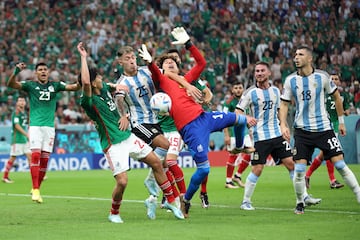 LUSAIL CITY, QATAR - NOVEMBER 26: Lisandro Martinez of Argentina battles for possession with Kevin Alvarez (L) and Guillermo Ochoa of Mexico during the FIFA World Cup Qatar 2022 Group C match between Argentina and Mexico at Lusail Stadium on November 26, 2022 in Lusail City, Qatar. (Photo by Alex Grimm/Getty Images)