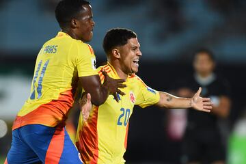 La Selección Colombia cayó en su visita frente a Uruguay, por la jornada 11 de las Eliminatorias al Mundial de 2026. Juan Fernando Quintero y Carlos Gómez anotaron para la Tricolor, mientras que para los Charrúas marcaron Davinson Sánchez en propia puerta, Rodrigo Aguirre y Manuel Ugarte.