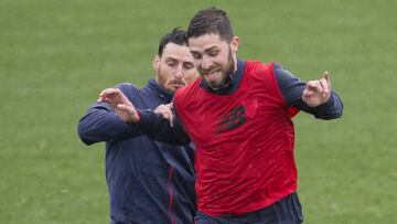 Yeray pugna por un bal&oacute;n con Aduriz. 