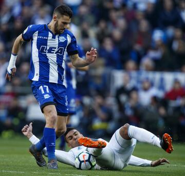 Pedraza trata de llevarse el balón ante Casemiro. 