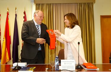 José Manuel Llaneza con Begoña García Greciano durante la ponencia sobre el modelo económico del Villarreal en la Universidad Complutense de Madrid. El vicepresidente del equipo castellonense fue el artífice del cambio del club que lo llevó a la élite de los equipos españoles y europeos. 

 