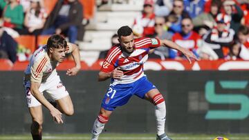 Hugo Rincón, en una acción del último choque ante el Granada.