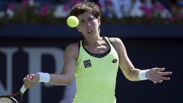 La tenista española Carla Suárez Navarro devuelve una bola a la española Sara Sorribes Tormo.