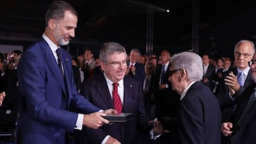 Thomas Bach, junto al rey Felipe VI, durante su visita a Barcelona por el 25&ordm; Aniversario de la celebraci&oacute;n de los Juegos Ol&iacute;mpicos de 1992.