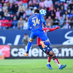 Chivas mantiene el paso perfecto: 3-2 sobre San Luis