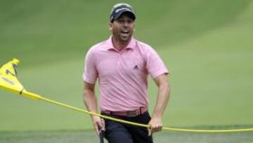 <b>BROMISTA. </b>Sergio, con la bandera del hoyo 14, ayer en Atlanta.