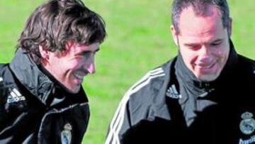 <b>PROFESIONALES. </b>Raúl sonríe en un entrenamiento junto al segundo de Juande, Marcos Álvarez.