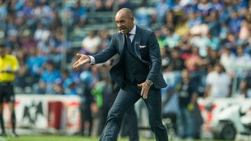 Action photo during the match Cruz Azul vs Santos, Corresponding 9st round of the Torneo Apertura 2017 Liga BBVA Bancomer the MX, at Azul Stadium.
Foto de accion durante el Partido Cruz Azul vs Santos, Correspondiente a la Jornada 9 del Torneo Apertura 2017 de la Liga BBVA Bancomer MX, en el Estadio Azul, en la foto: Francisco -Paco- Jemez DT de Criz Azul
16/09/2017/MEXSPORT/David Leah.