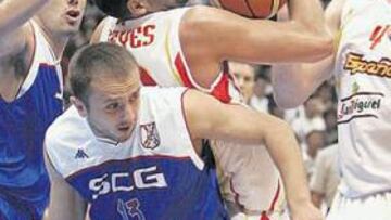 <b>PODERÍO. </b>Felipe Reyes, muy efectivo ayer en defensa y ataque, controla un rebote.