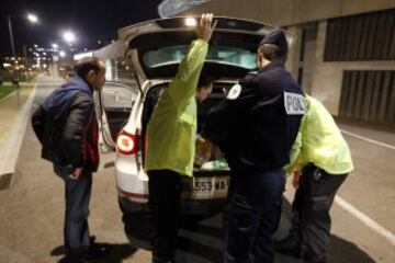 La policía se emplea a fondo en los registros y controles de seguridad fuera del estadio "Allianz Riviera" en Niza, antes del partido Niza - Lyon