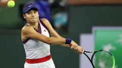 Emma Raducanu devuelve una bola durante su partido ante Aliaksandra Sasnovich en el BNP Paribas Open en el Indian Wells Tennis Garden de Indian Wells, California.