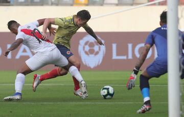 James Rodríguez (c) de Colombia disputa un balón con Renato Tapia (i) de Perú este domingo en el estadio Monumental U de Lima (Perú). Perú y Colombia se preparan para competir en la Copa América Brasil 2019 a partir del 14 de junio. 