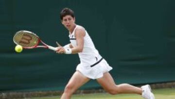 Carla Suárez devuelve la bola a la croata Lucic-Baroni durante el partido que les enfrentó en la segunda ronda.