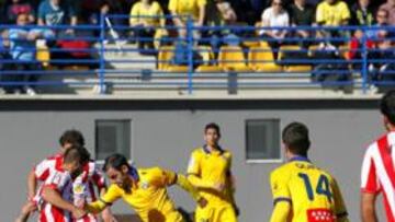 <b>EL MAGO. </b>Miguélez le hace un caño a Bernardello en la frontal.