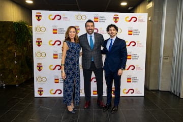 Carmen Ruiz, José Luis Abajo 'Pirri' y Santiago Madrigal posan para AS. 