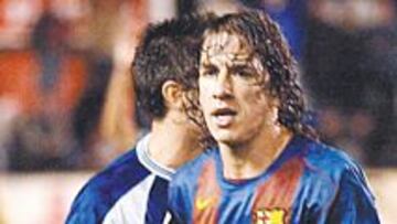 <b>PUYOL, DERROTADO. </b>Con la camiseta que salió a jugar llegó al final al vestuario el capitán azulgrana.