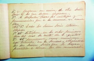 4º. A proponer en unión de otro señor socio a los que deseen ingresar. 5º. A disfrutar todas las ventajas y preeminencias que a la misma
se concedan.
Artículo 5º. Todos los señores socios estarán obligados
1º. A satisfacer en los ocho primeros días del mes la cuota de 2 pesetas.
2º. A permanecer como mínimum un trimestre en la Sociedad, obligándose los dos señores socios que le hayan presentado a abonar las dos mensuali-
(continúa en el siguiente)