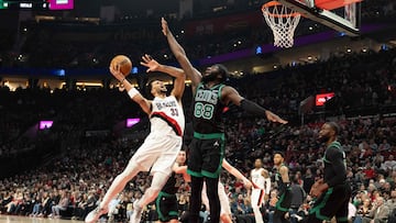Toumani Camara lanza a canasta intimidado por Neemias Queta durante el Blazers-Celtics.