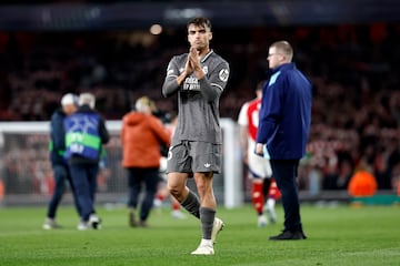 Ral Asencio pide perdn a los aficionados del Real Madrid presentes en el Emirates Stadium.