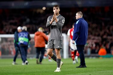 Raúl Asencio pide perdón a los aficionados del Real Madrid presentes en el Emirates Stadium.