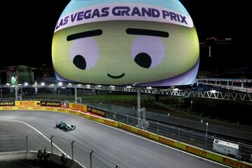El Gran Premio de Las Vegas de Fórmula 1 está resultando todo un espectáculo... pero en el aspecto extradeportivo: tapas de alcantarillas mal selladas, retrasos en los segundos libres, incluso una boda en el paddock. Así las cosas, el paso de Lance Stroll con su Aston Martin por delante de una curiosa proyección resulta algo insignificante.