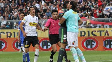 El ex arquero albo protagonizó el clásico de 2012 con un polémico gesto a los hinchas azules y un encontrón con Johnny Herrera. Ambos fueron expulsados.