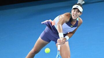 Garbi&ntilde;e ejecuta un servicio en el Open de Australia.