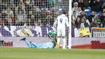 0-1. Keylor Navas falló en el primer gol de Sanabria.