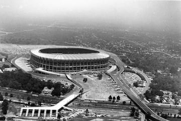 Área a mediados de 1968: techo, gran explanada central, escalinata SO (centro izquierda), puente peatonal SO sobre Tlalpan, entre explanada y andenes de transporte público, las características aceptadas finalmente por las autoridades de la Ciudad de México. Adosadas a él, se aprecian 8 bloques de taquillas con frente a la explanada.