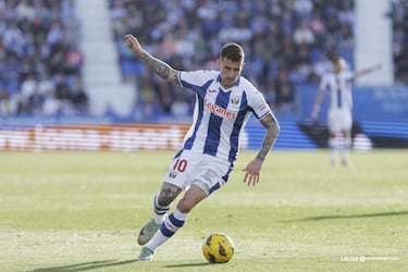 Raba está en un momento espectacular. Un gol y una asistencia en el derbi ante el Alcorcón para dar la victoria al líder de Segunda. Precioso caracoleo en el segundo gol del Leganés para asistir; y buen golpeo con la zurda en el tercero, para marcar.