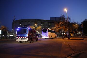 Llegada sin incidentes al estadio de los autobuses del Barcelona y el Real Madrid.