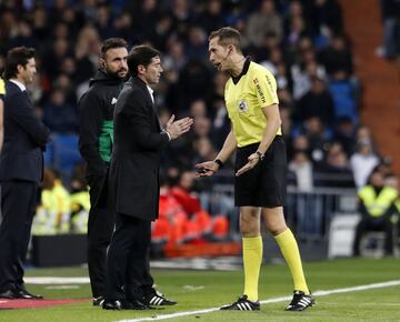 Marcelino con el árbitro González González.