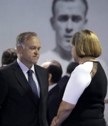 El exfutbolista y exdirector de fútbol del Real Madrid, Miguel Pardeza (i), conversa con una hija de Alfredo Di Stéfano, en la capilla ardiente del presidente de honor del Real Madrid instalada en el palco de honor del Santiago Bernabéu.