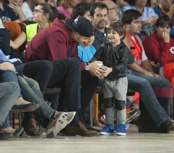 Gerard Piqué y su hijo Milan en el partido de la ACB entre el Barcelona Lassa y el Real Madrid.
