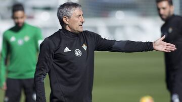 Quique Setién da instrucciones.