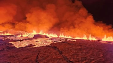 La lava del volcán sale por las grietas de la superficie.