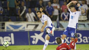 Paco Monta&ntilde;&eacute;s prueba el disparo durante un partido.