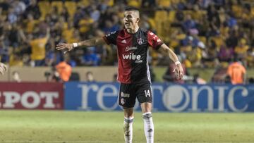 Foto de acción durante el juego Tigres vs Atlas correspondiente a la jornada 8 de la Liga Bancomer BBVA Torneo Clausura 2018 en el Estadio Universitario En la foto: Luis Reyes.