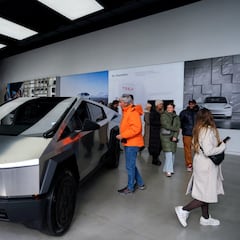 Fiasco industrial para Elon Musk: Tesla retira su extravagante coche por un simple defecto en el pegamento