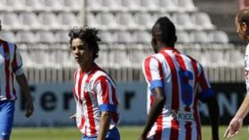 <b>TALENTOS. </b>Óliver da un pase ante César Ortiz y Thomas en el Cerro del Espino.